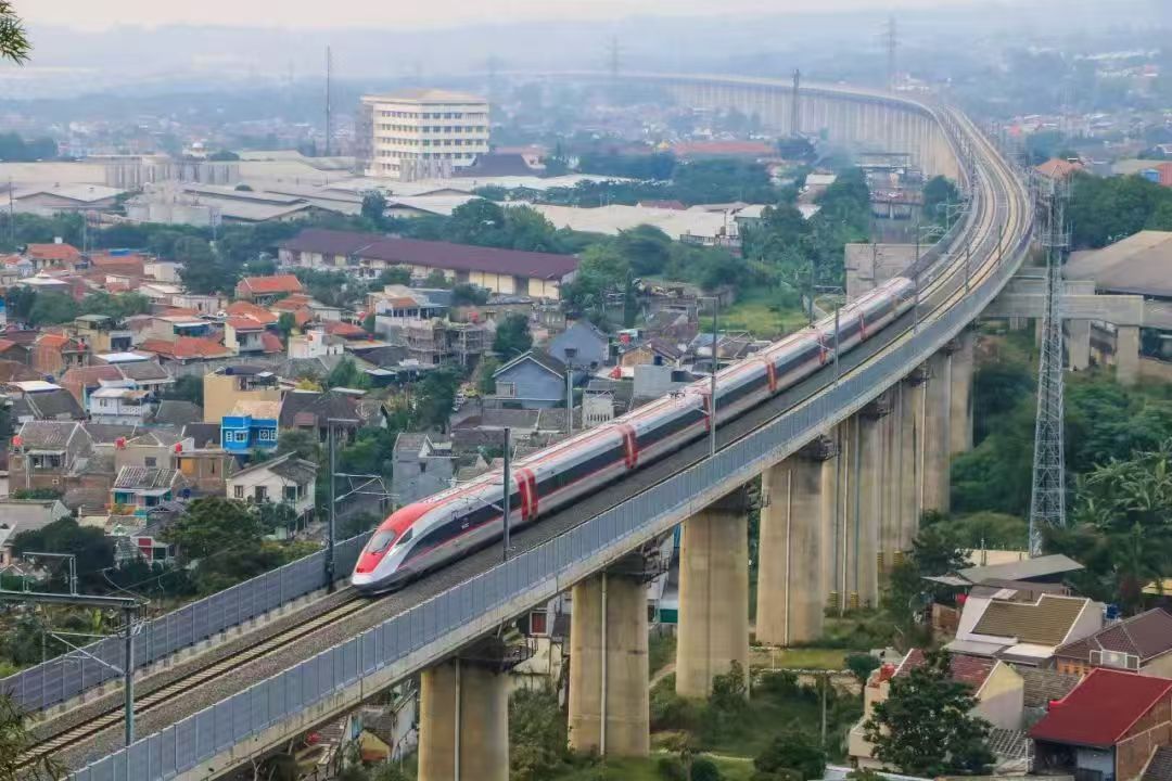 金建铁路兰溪段首列长轨顺利进场 高铁建设迈入关键阶段