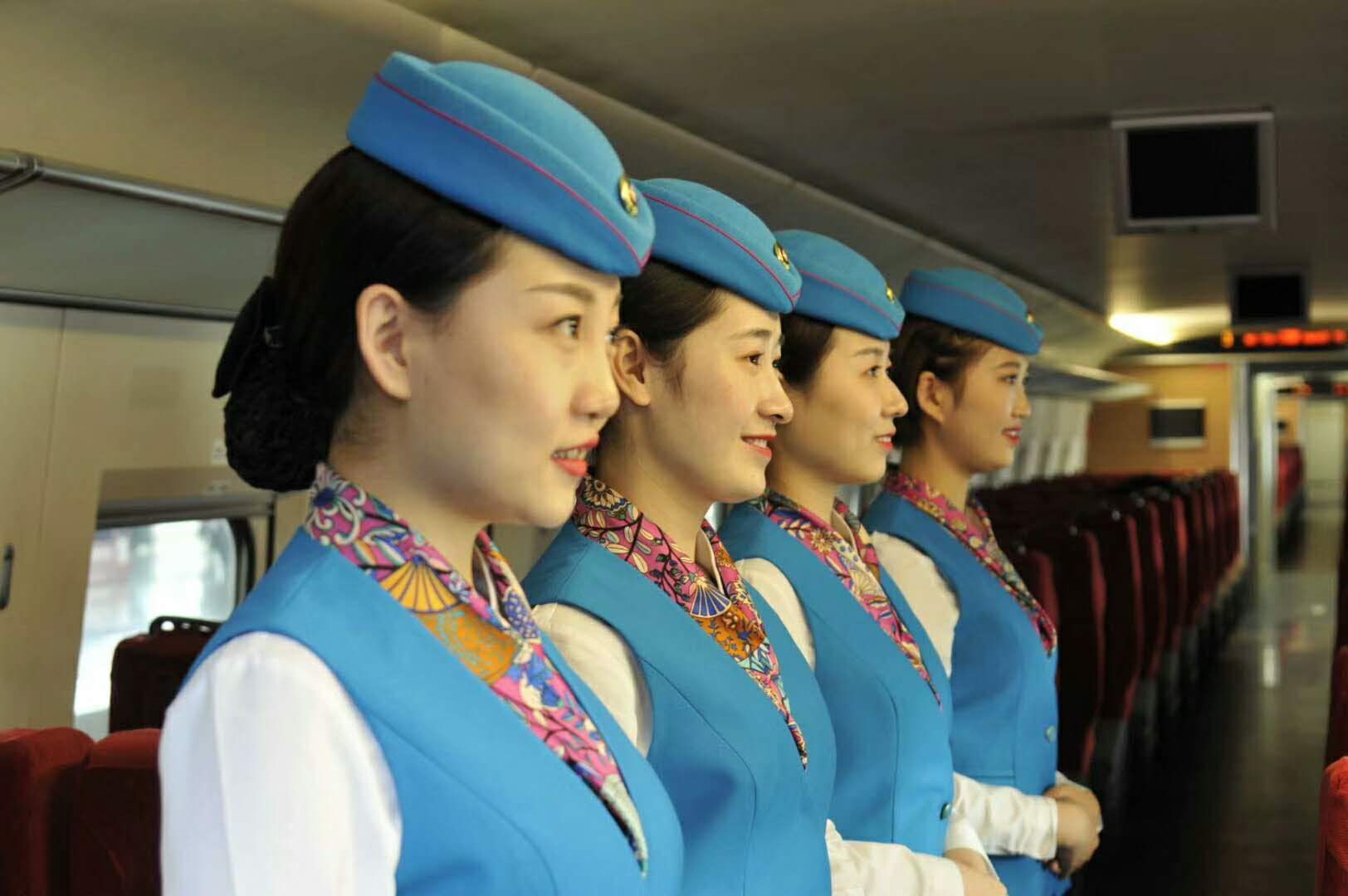 2017年1月18日，重庆，在G8508次列车上，列车乘务员为乘客提供午餐服务。